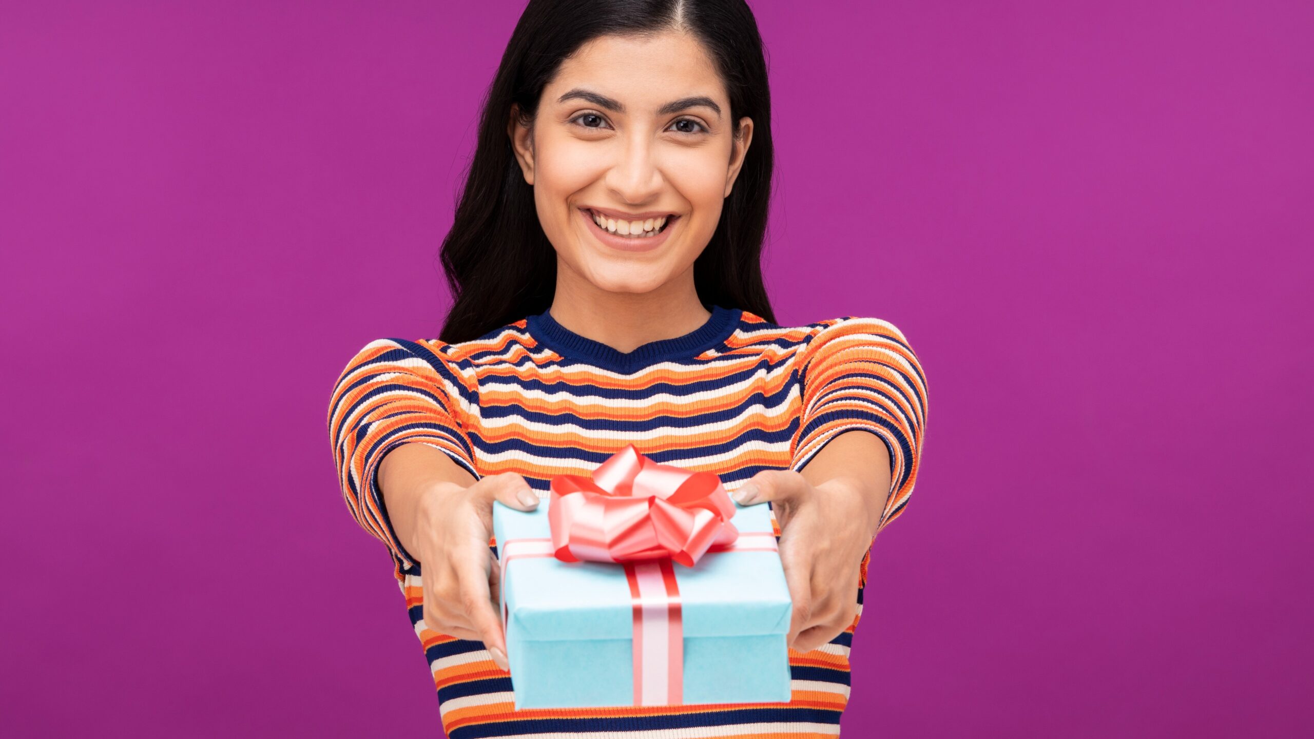 mujer dando regalo