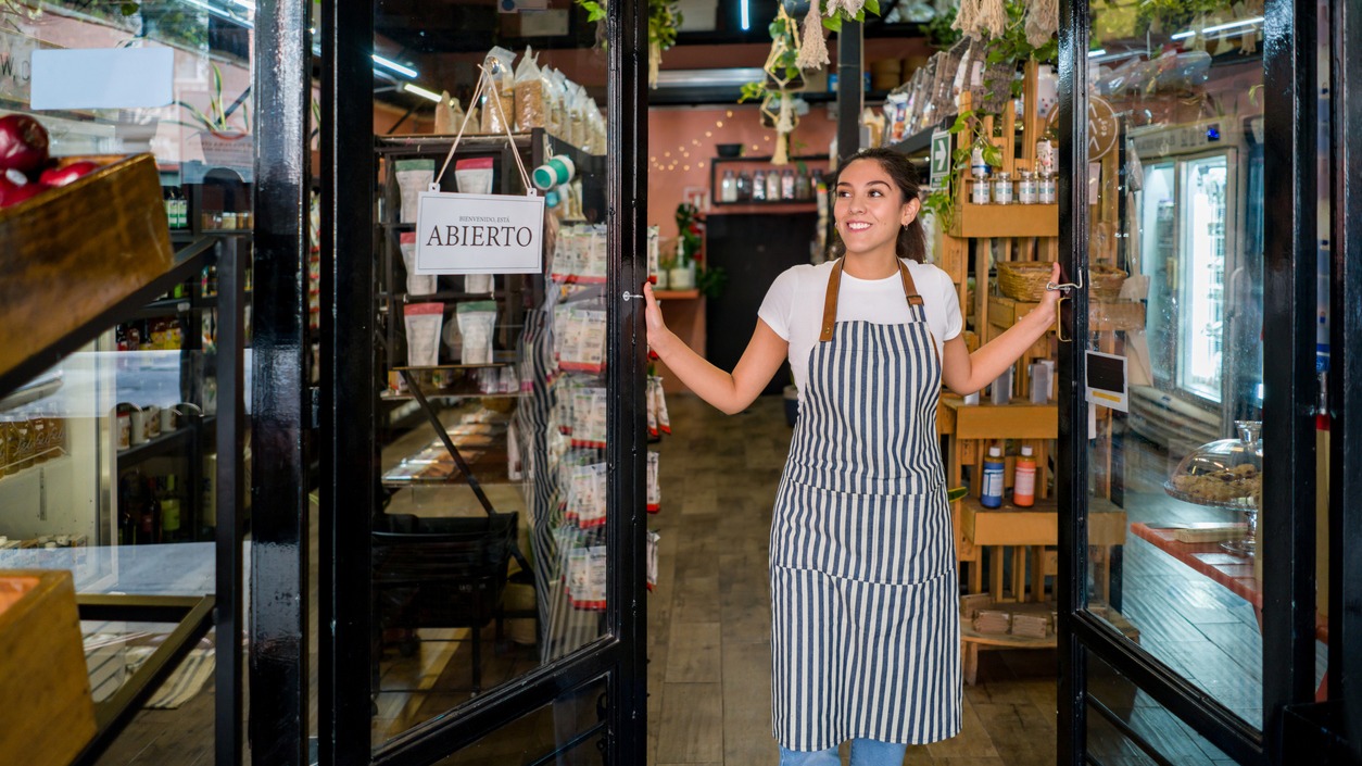 Mujer emprendedora abriendo su propio negocio