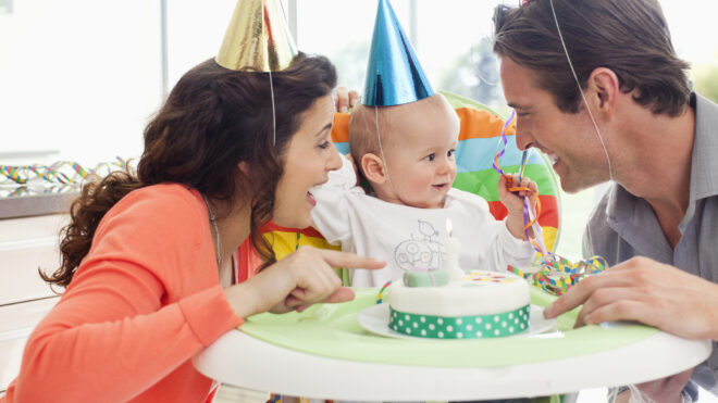 Papás y bebé festajando su cumpleaños