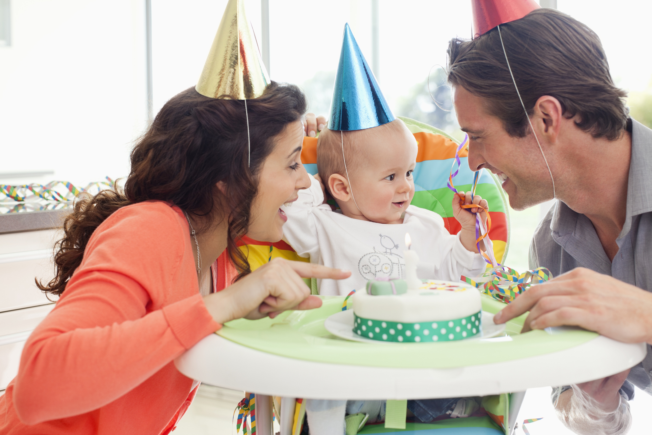 Papás y bebé festajando su cumpleaños