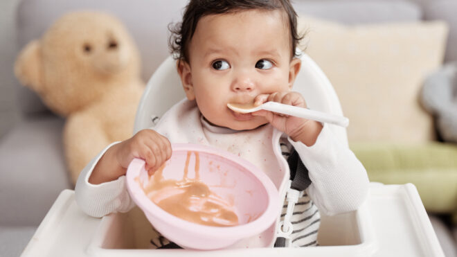 bebé comiendo solo