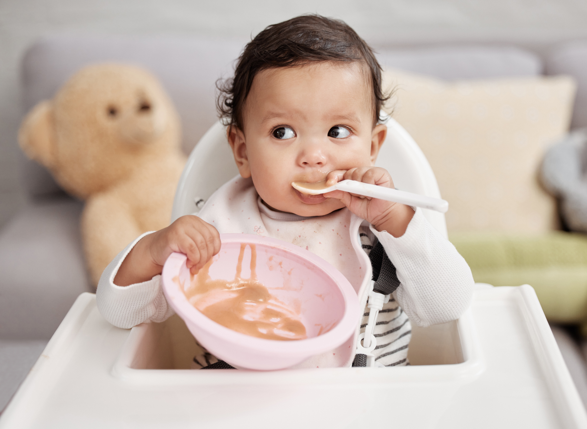 bebé comiendo solo