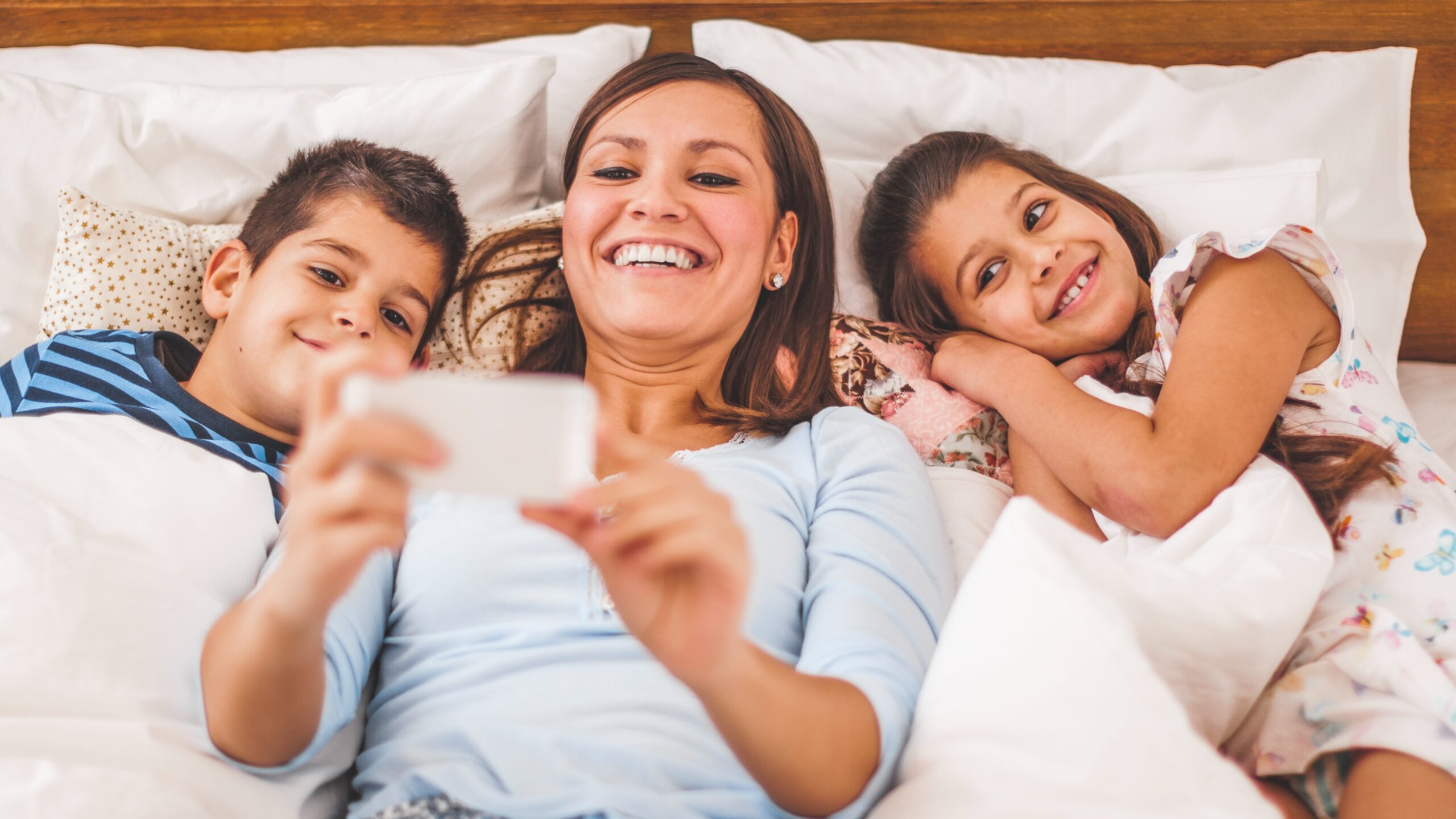 mamá feliz con sus hijos