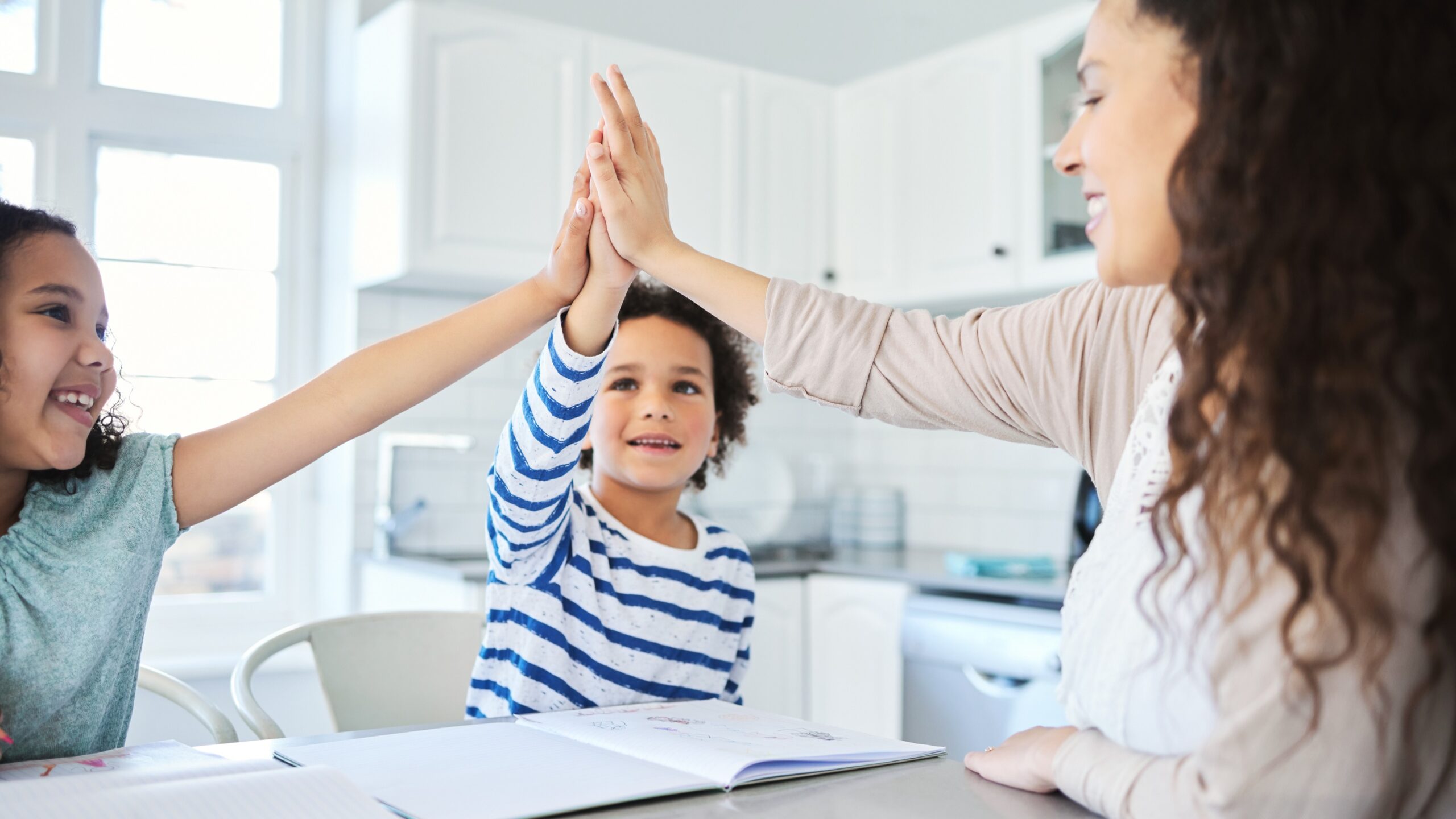 niños emocionalmente sanos y mamá