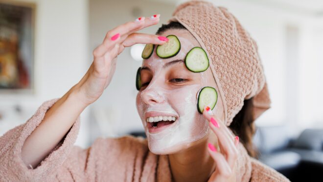 mujer poniendo pepino en la cara