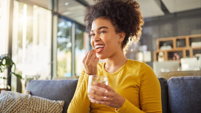 mujer tomando vitamina