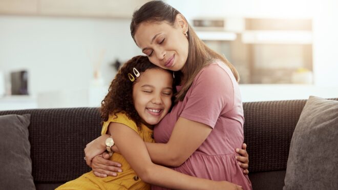 madre abrazando a su hija