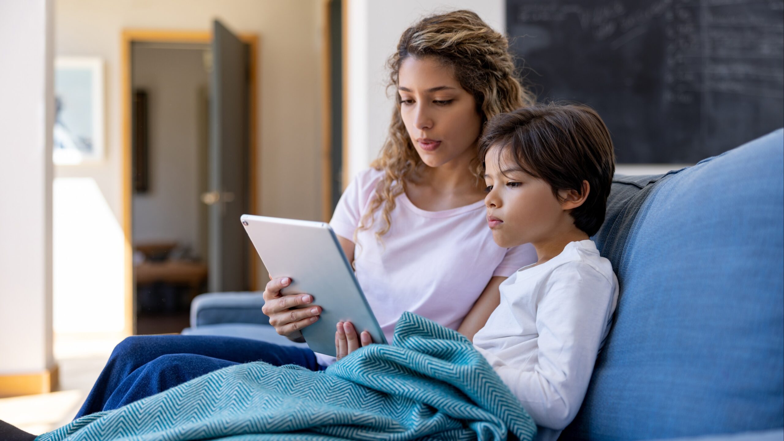 madre e hijo usando tableta internet