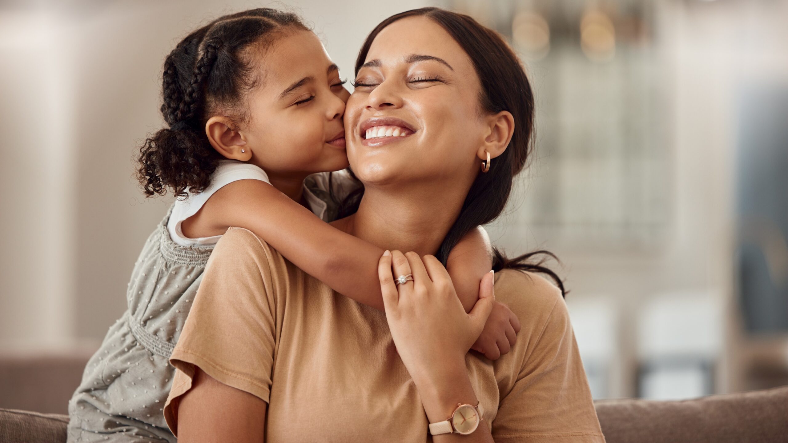 mamá feliz con su hija