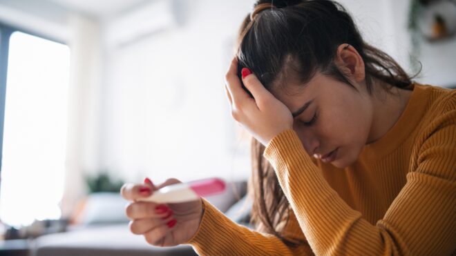 mujer con prueba de embarazo