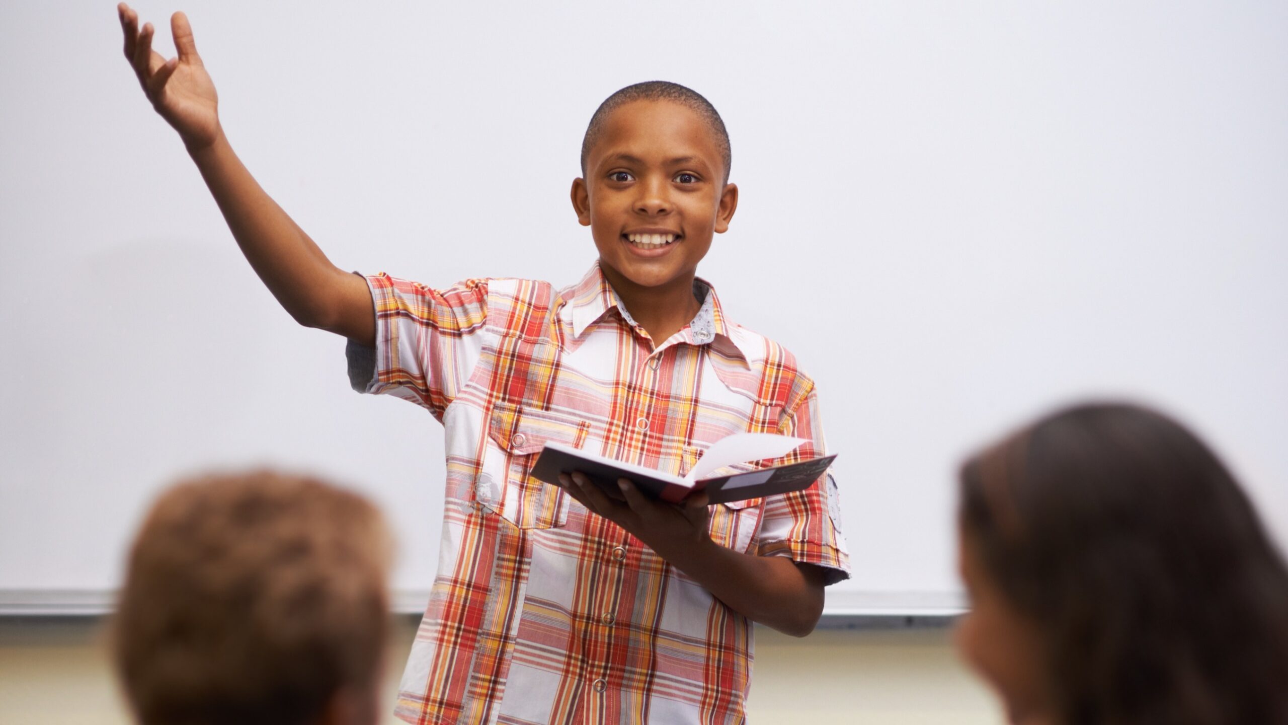 niño presentando en la escuela