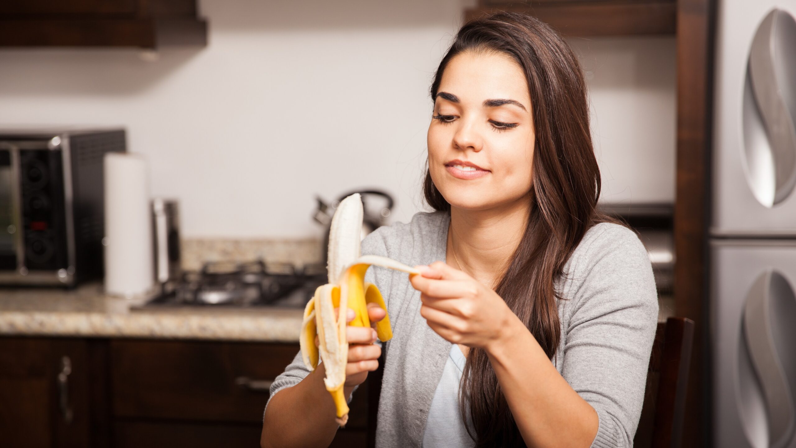 mujer comiendo banana