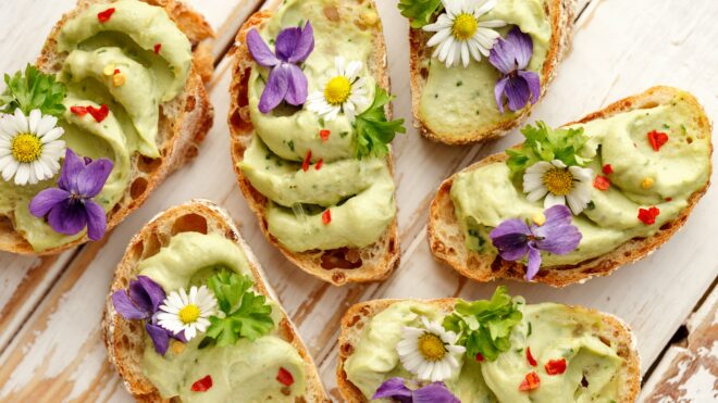 tostadas con flores comestibles