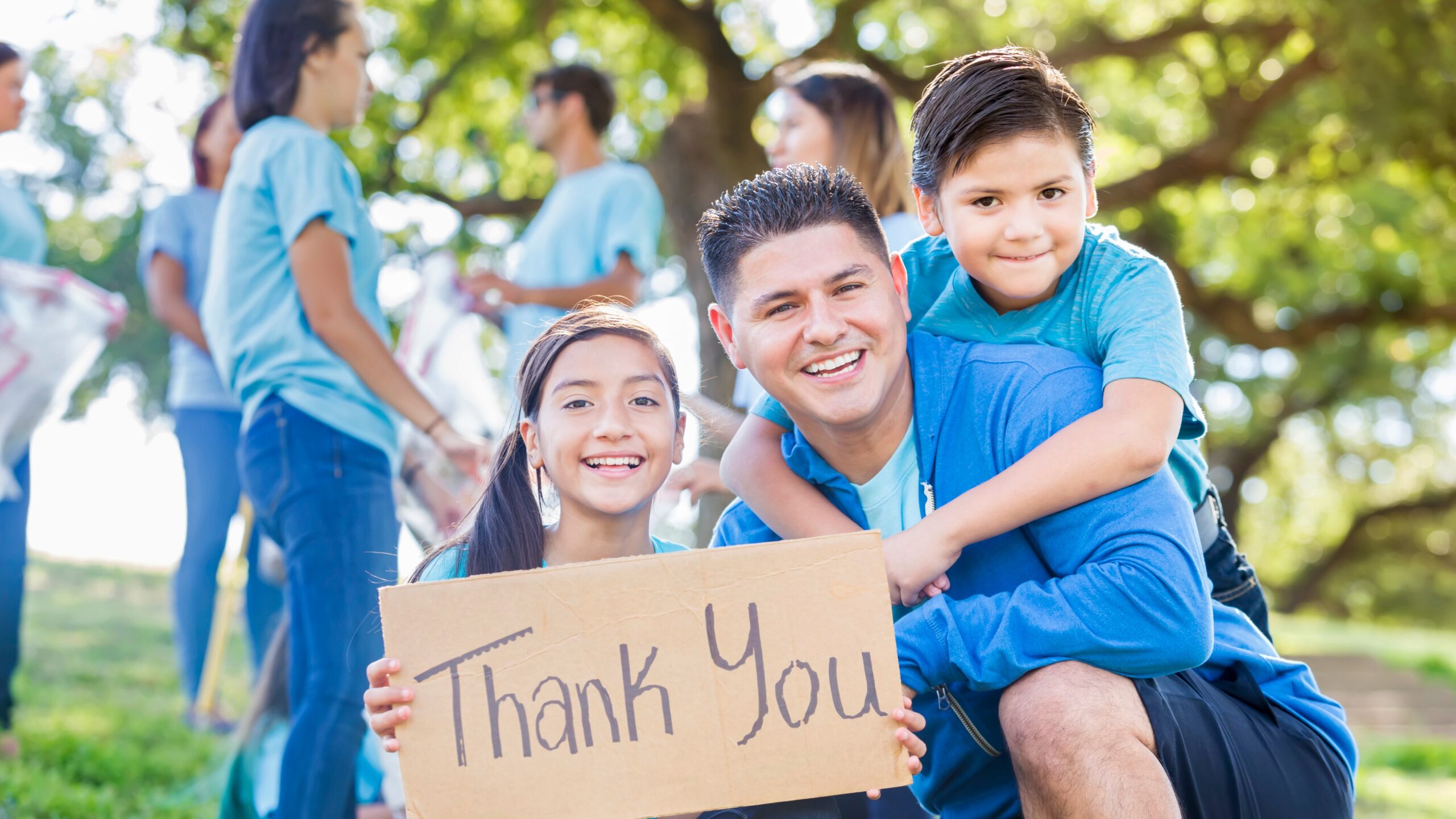 niños con su papa dando gracias