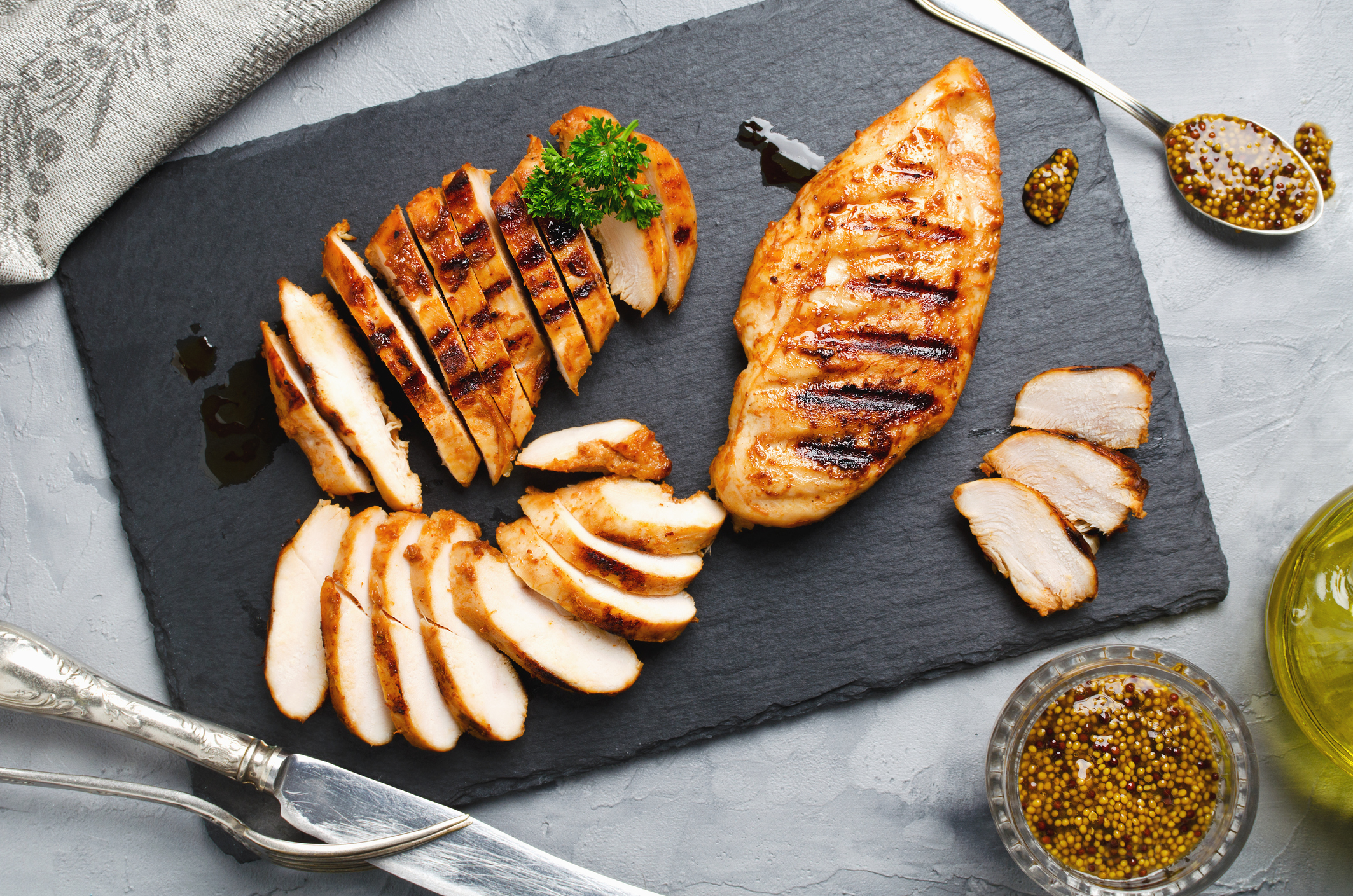 Delicioso pollo a la plancha sobre una tabla de picar