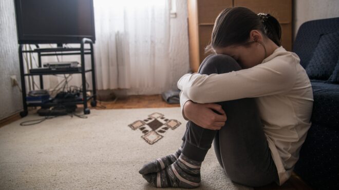 niña llorando habitación