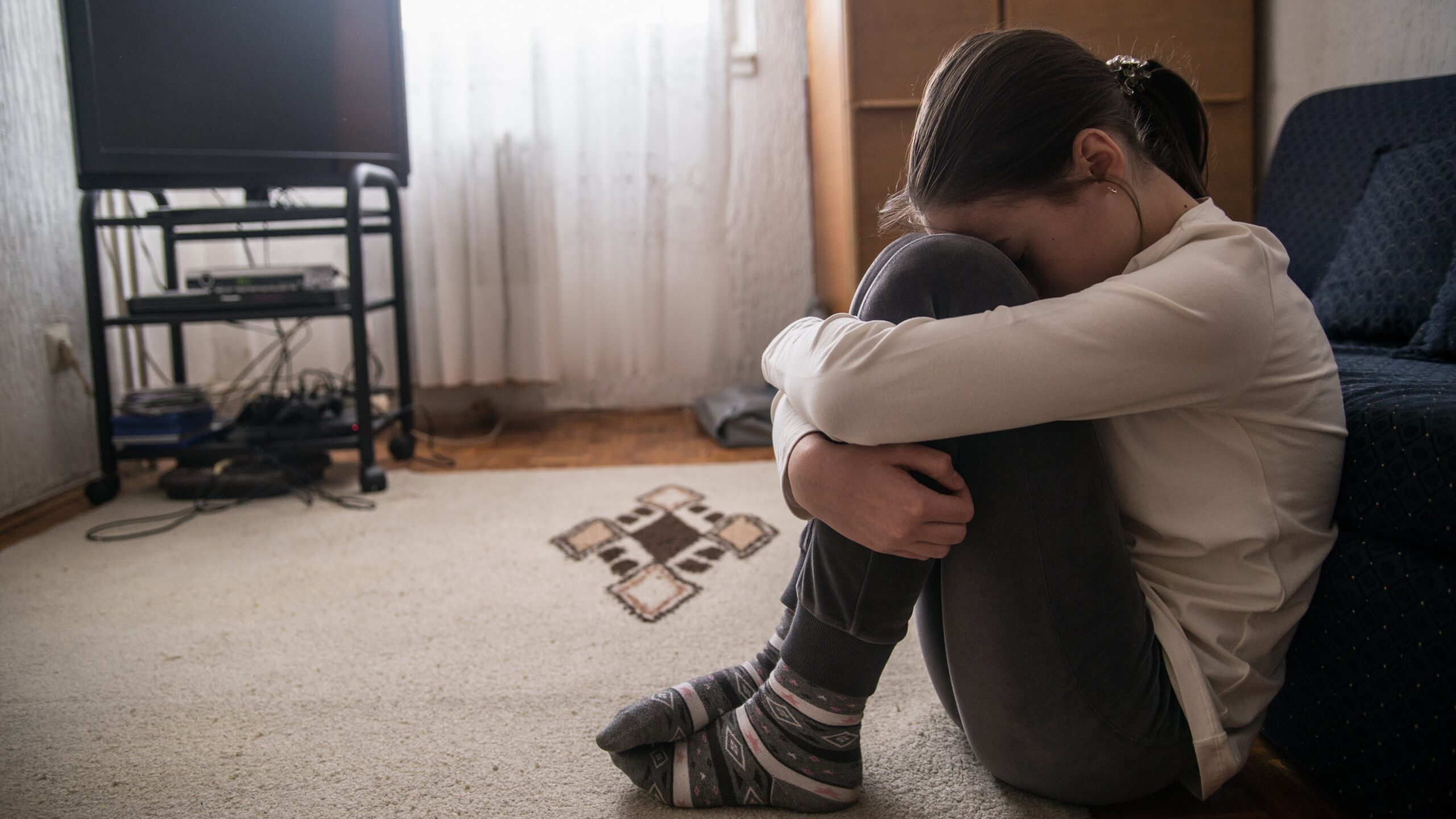 niña llorando habitación