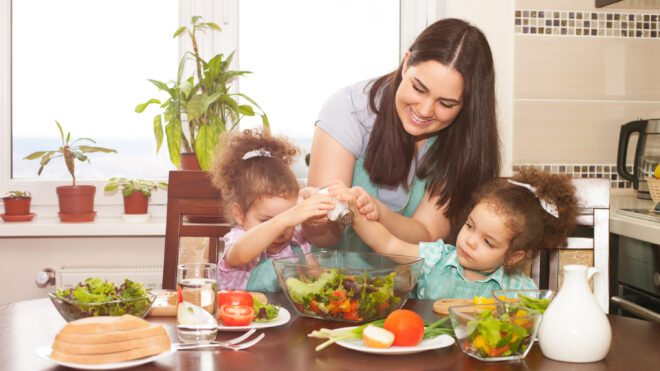 Madre e hijas preparando juntas unas recetas para niños