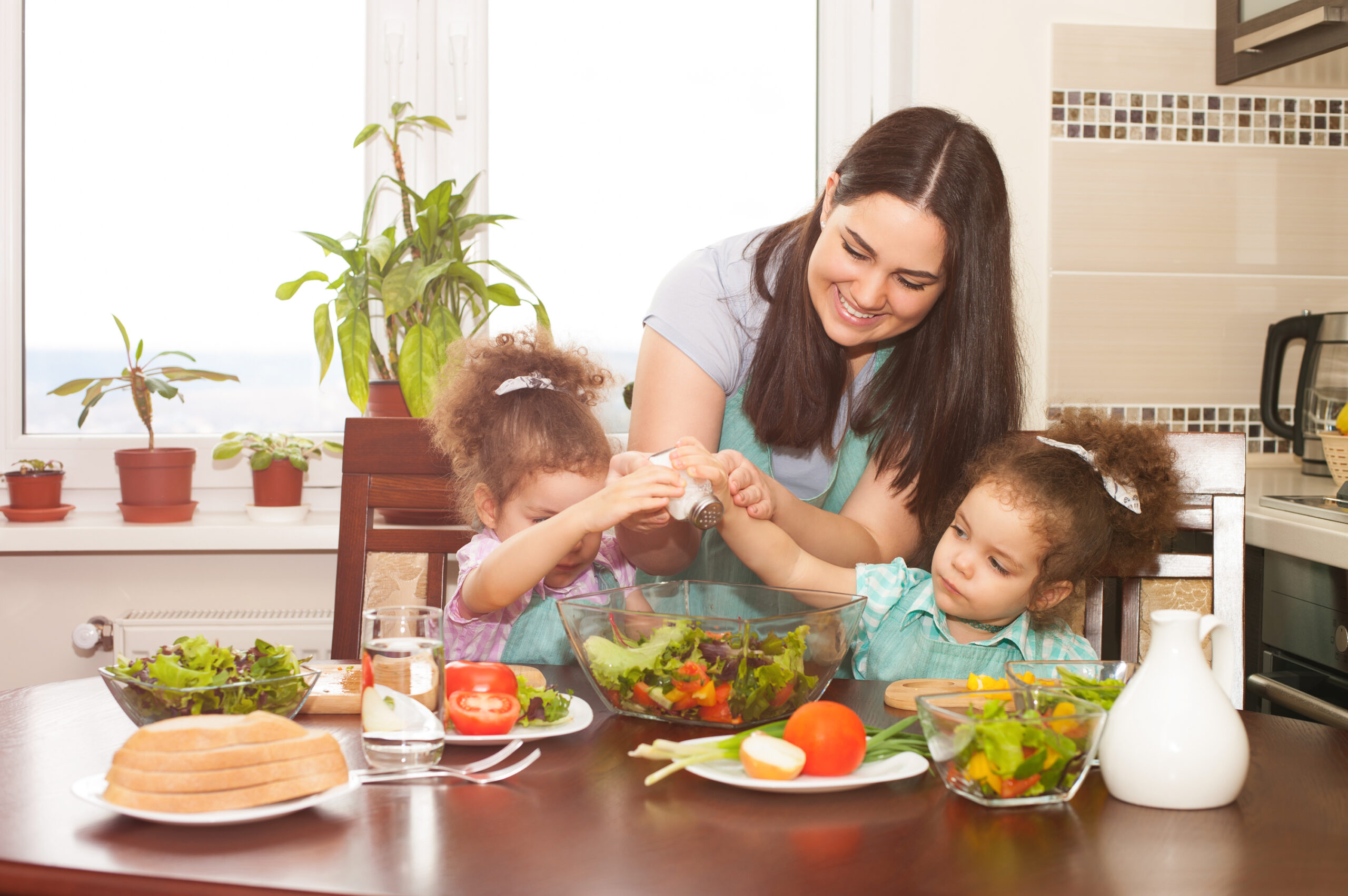 Madre e hijas preparando juntas unas recetas para niños