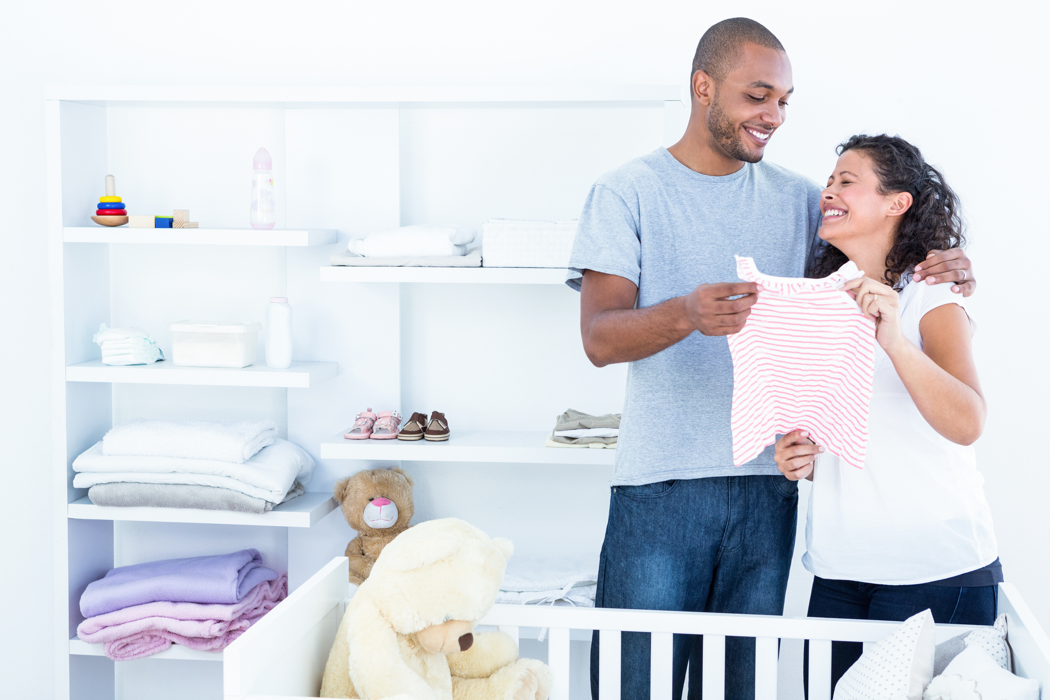 Padres decorando la habitación pequeña del bebé