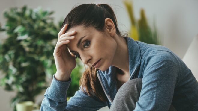 Mujer con pensamientos negativos