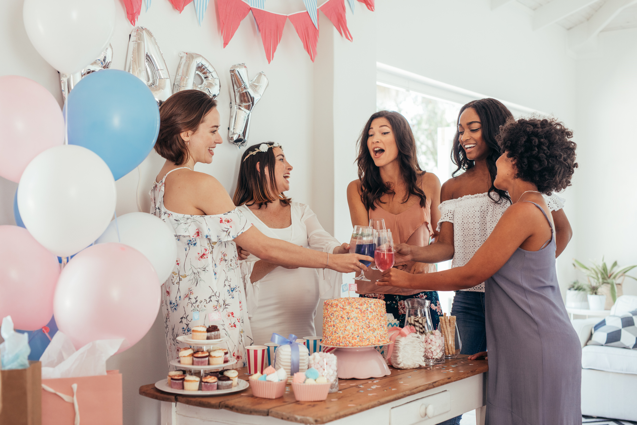 Mujeres haciendo un brindis en una fiesta de baby shower