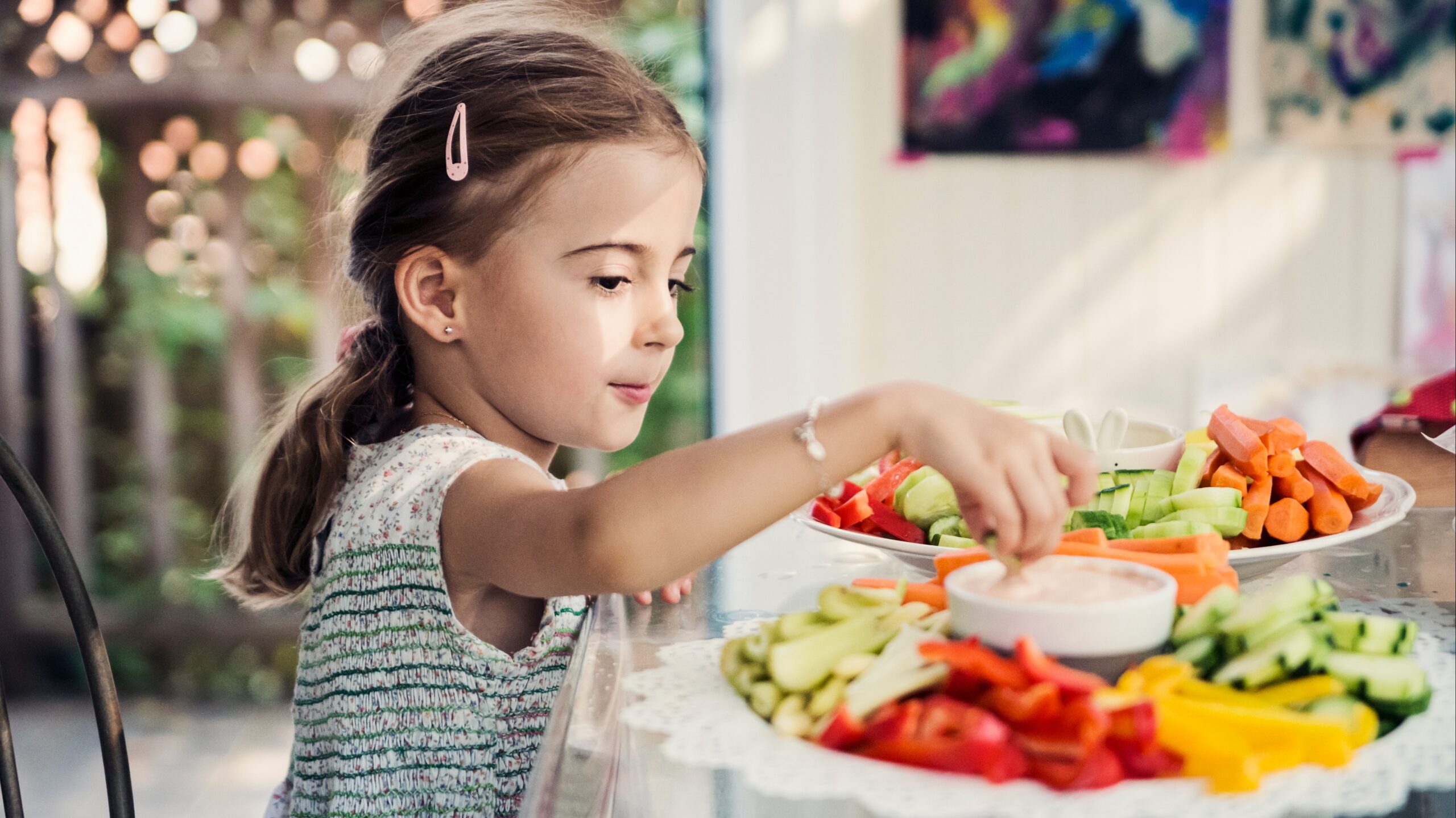 niña comiendo vegetales