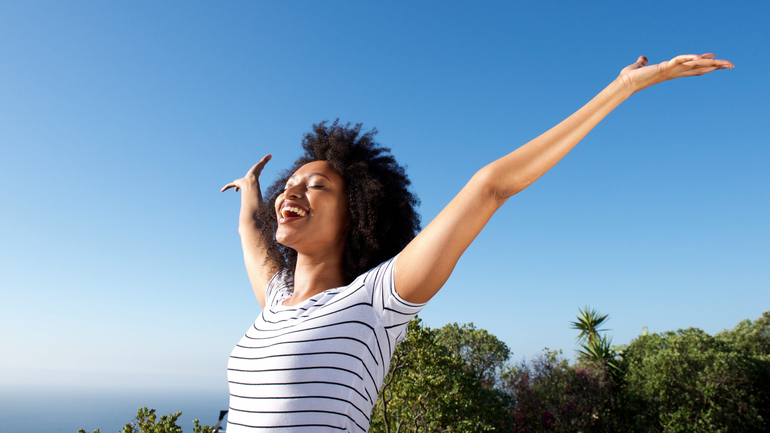 mujer feliz afirmaciones positivas