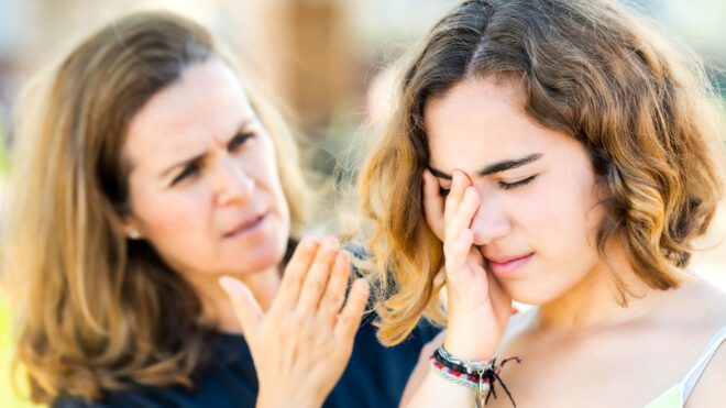 madre criticando a su hija