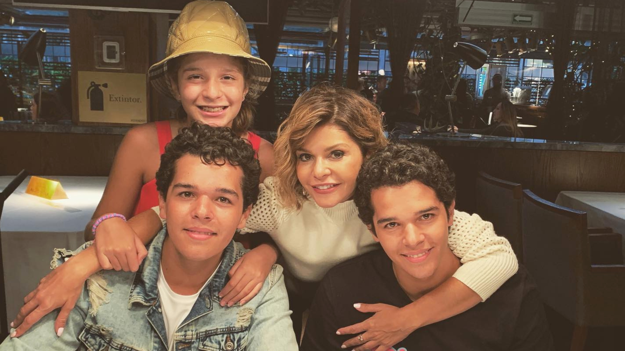 Itatí Cantoral e hijos