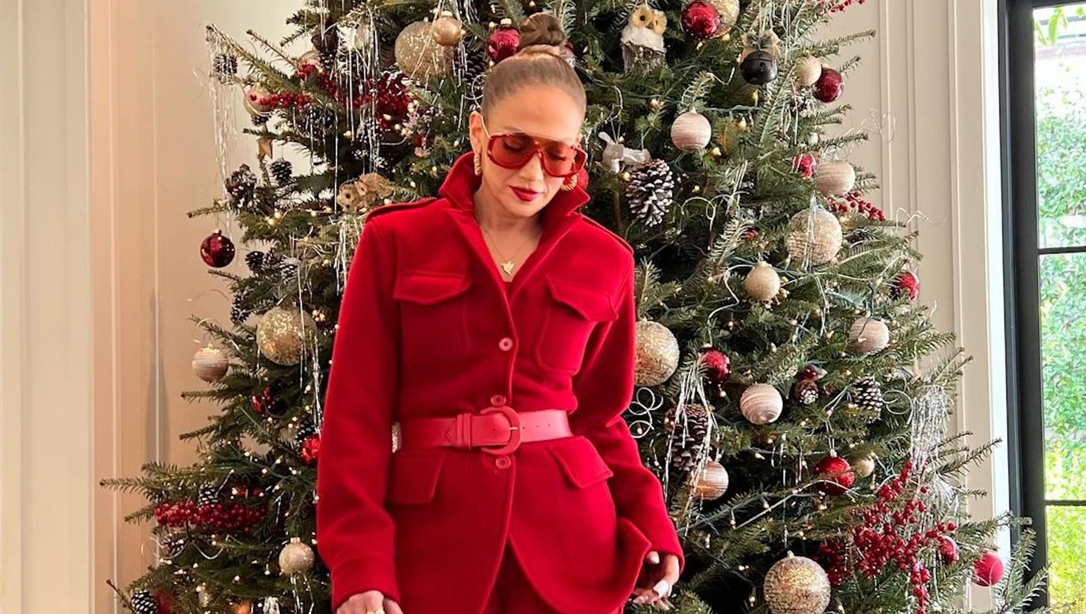 Jennifer Lopez - Celebrity Christmas trees 2022