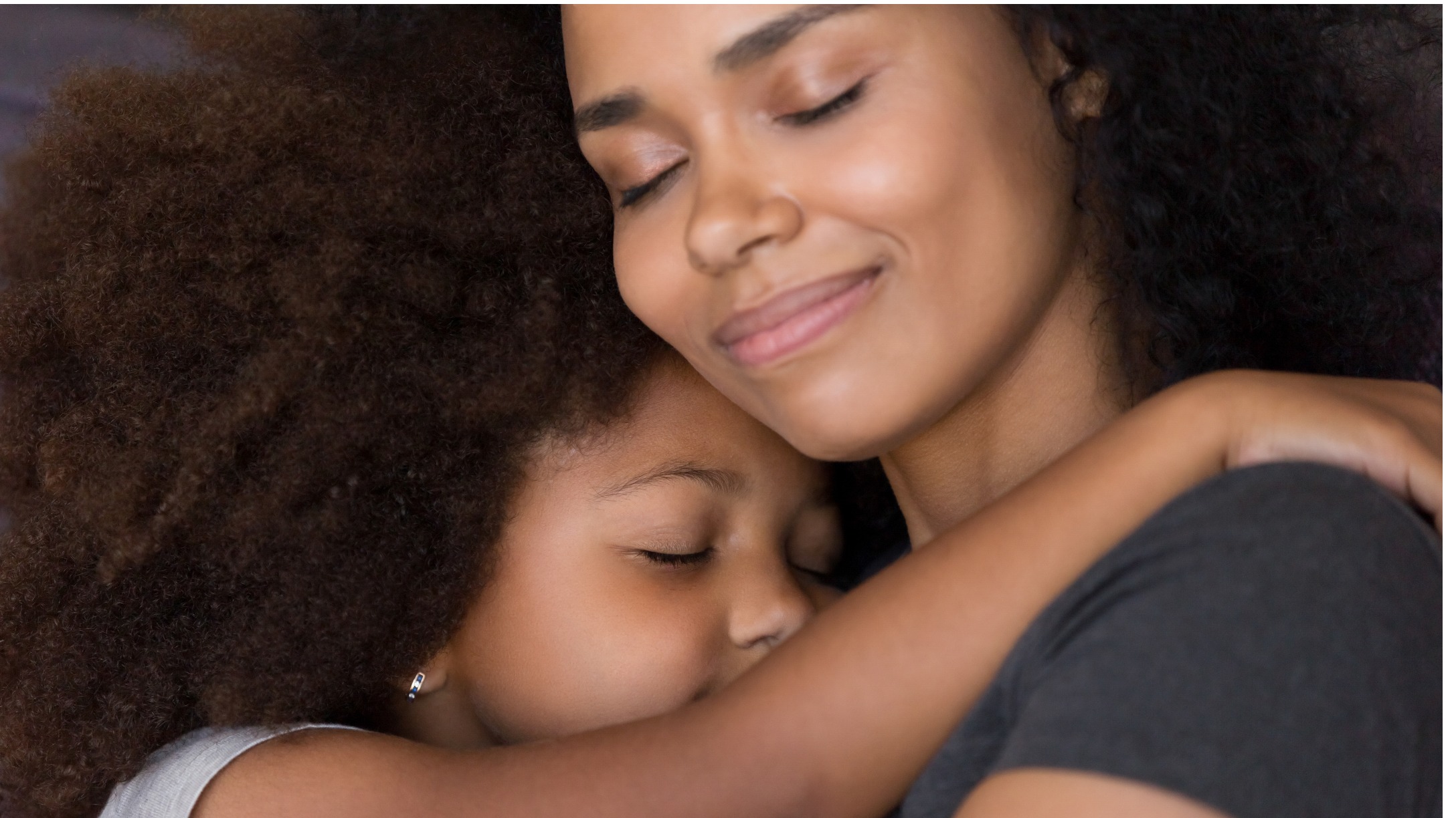 Mamá abrazando amorosamente a su hija