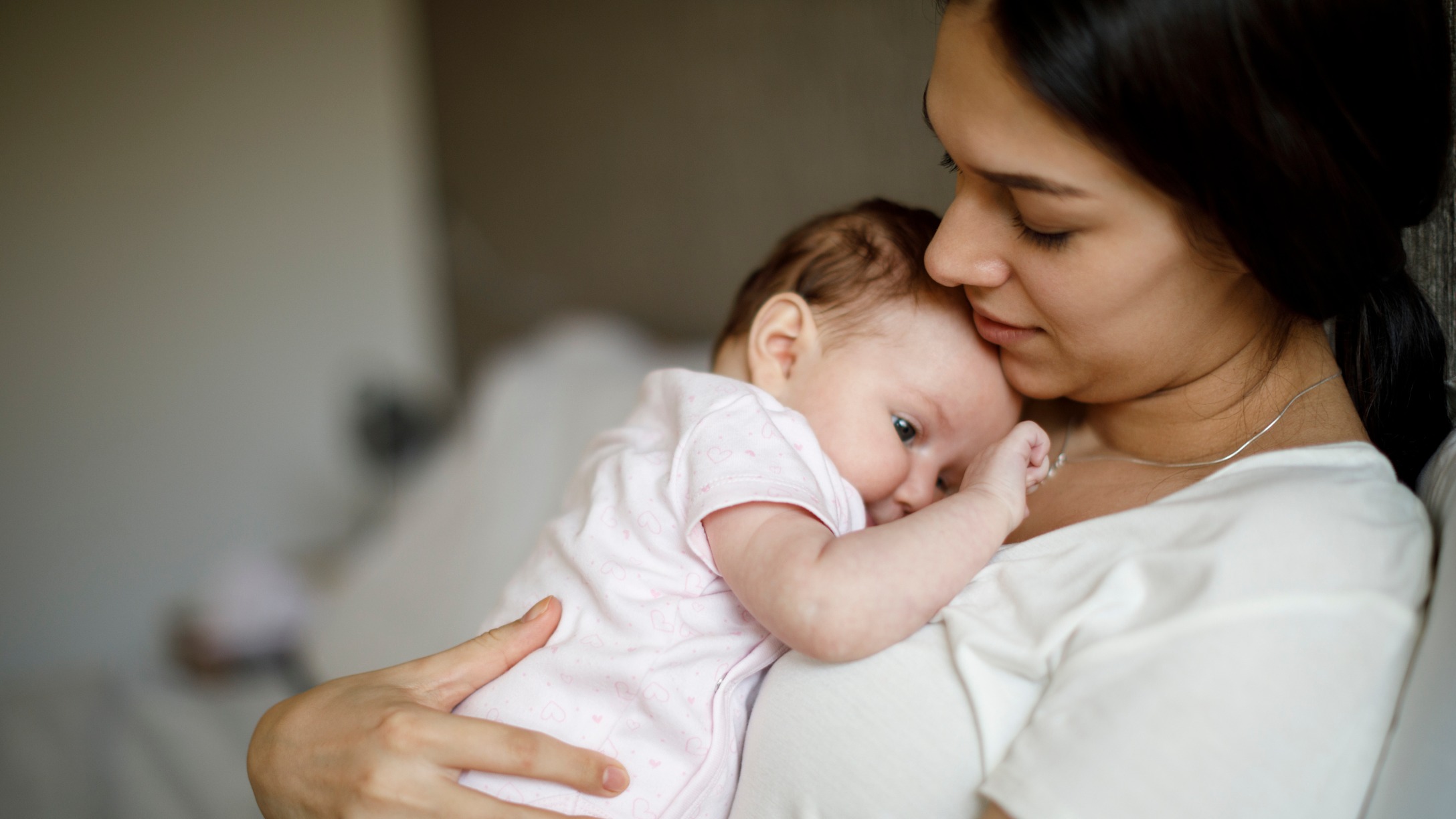 madre abrazando a bebé