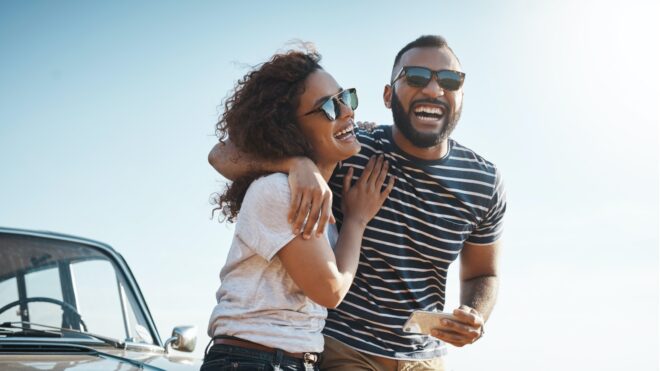 Pareja en coche sonriendo