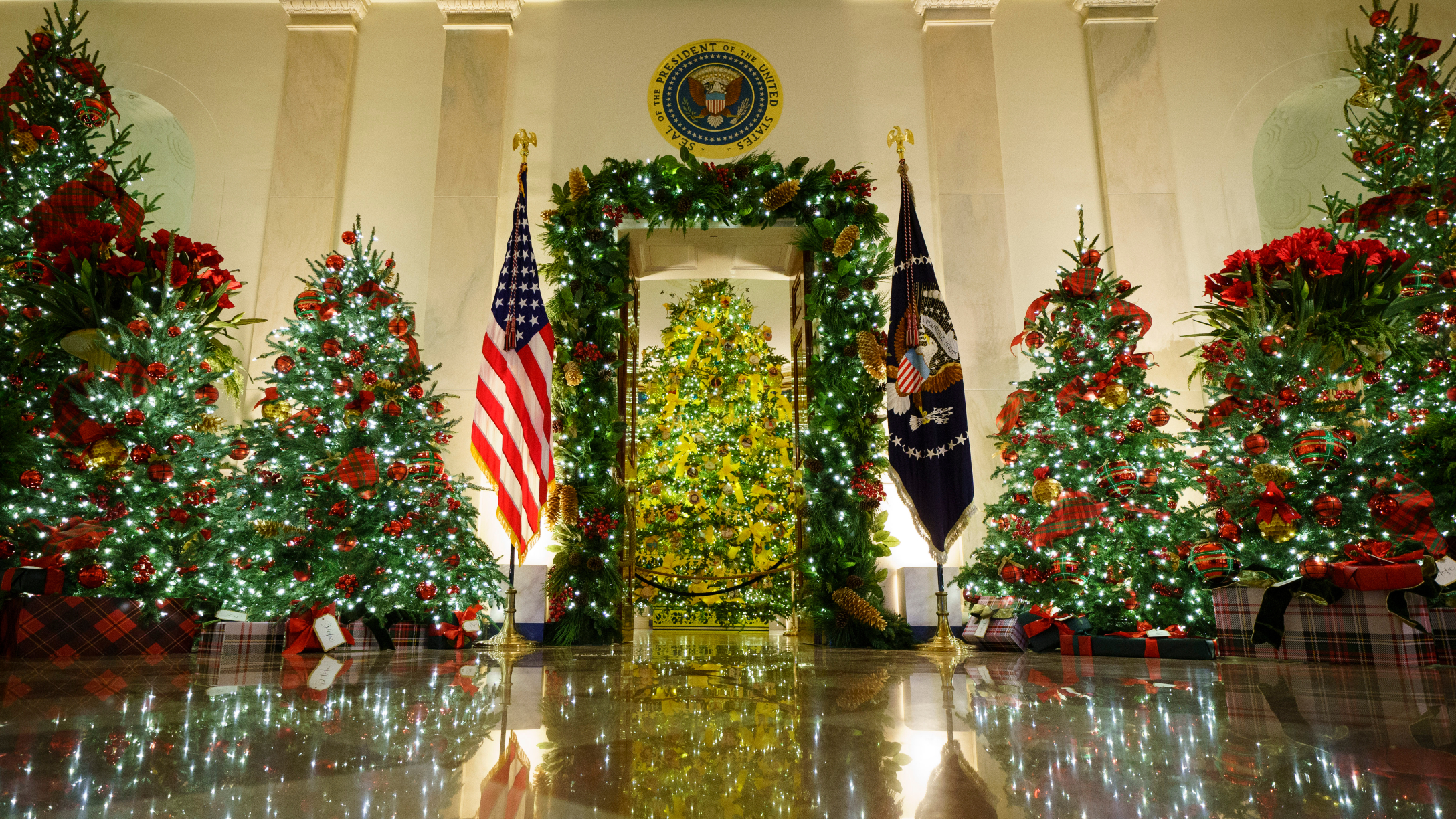 casa blanca en navidad