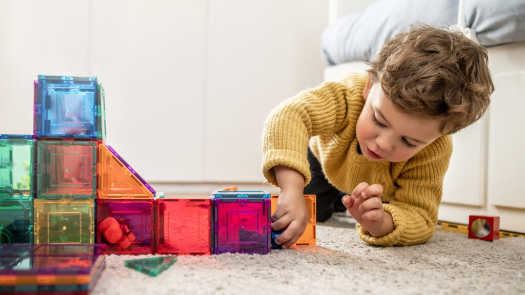 niño jugando con bloques