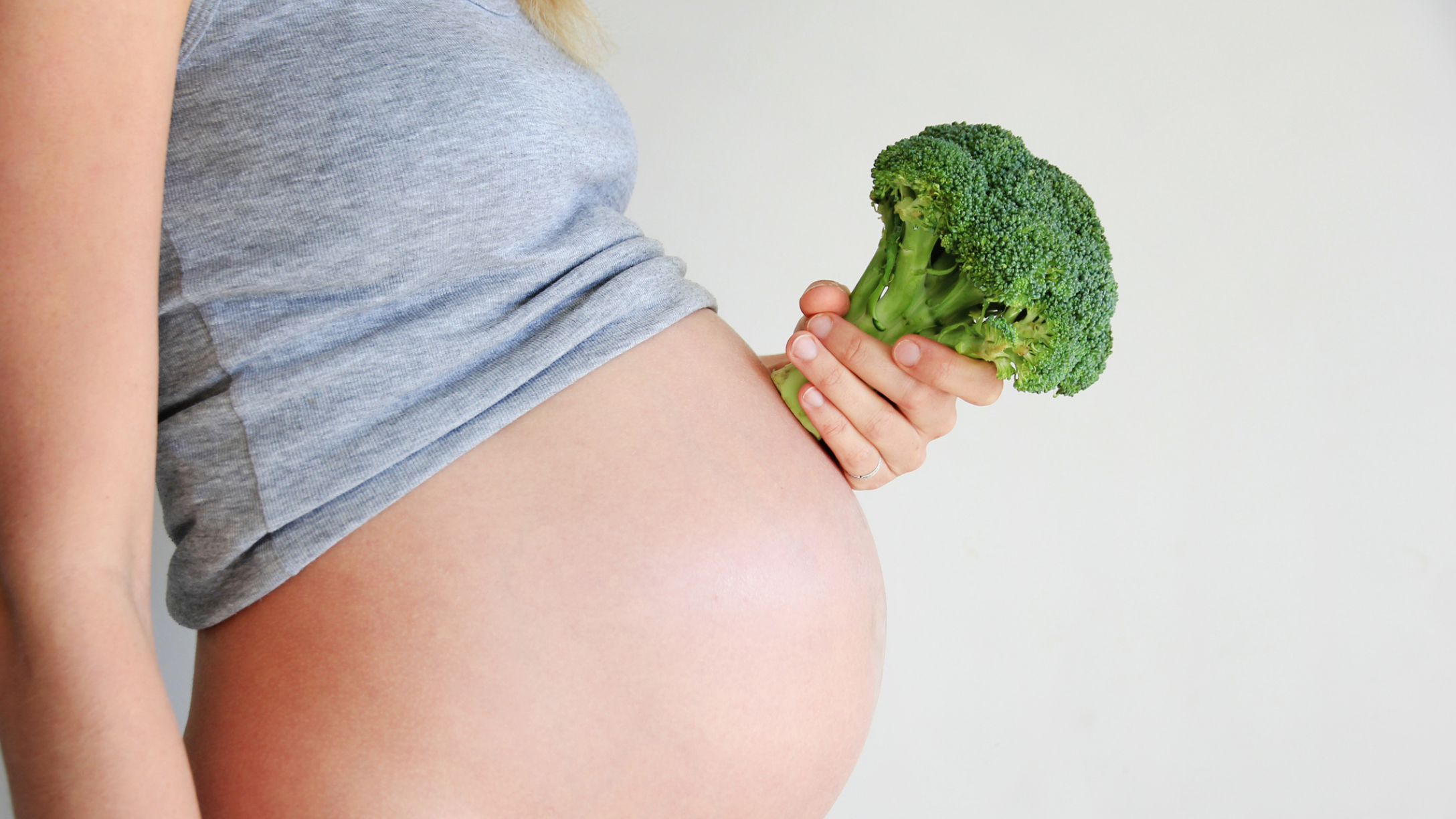 mujer embarazada con brocoli