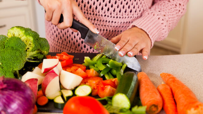 mujer cocina vegetales