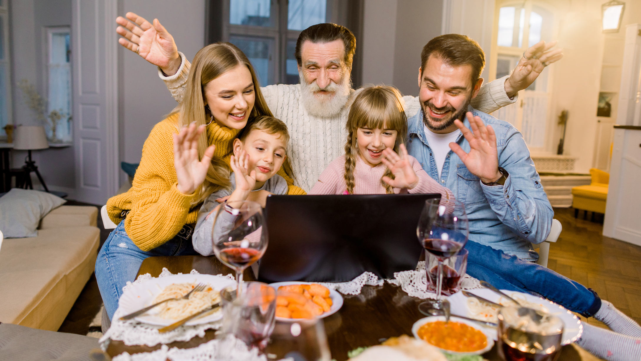 familia en casa en accion de gracias