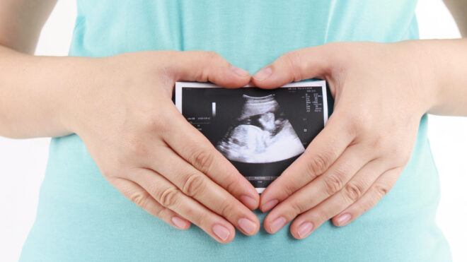 mujer sonograma bebe