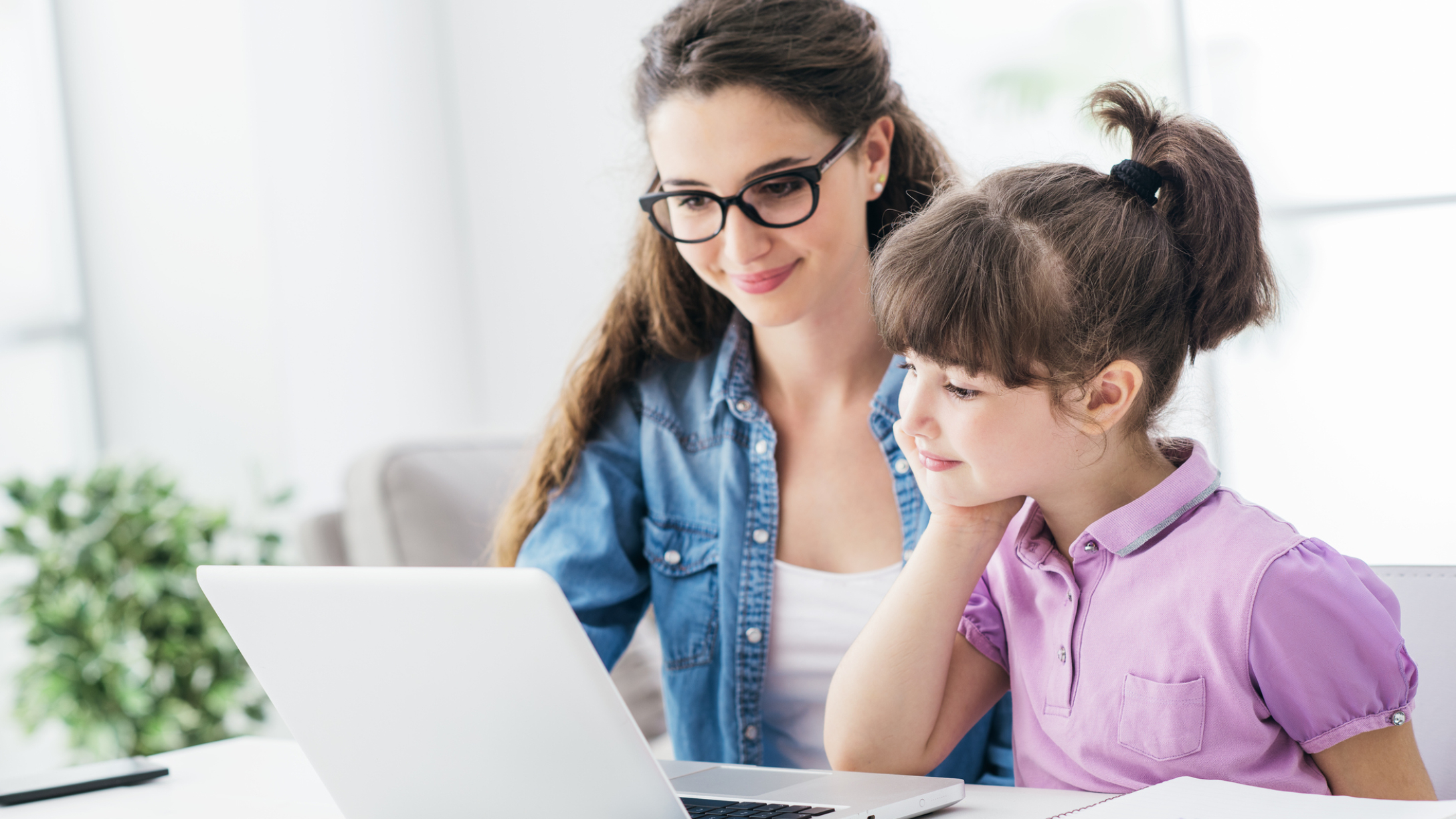 madre e hija frente a laptop