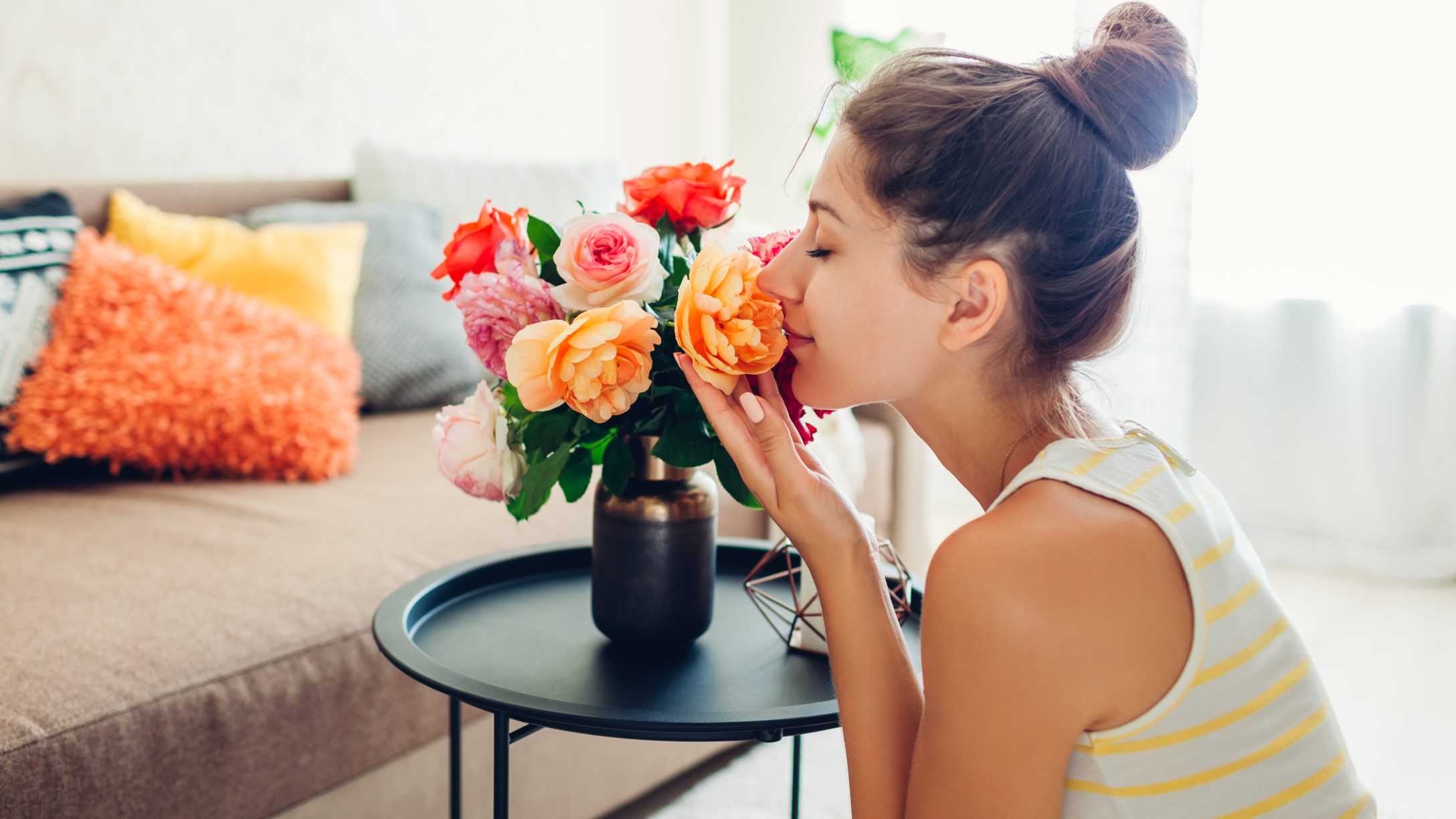 mujer oliendo rosas