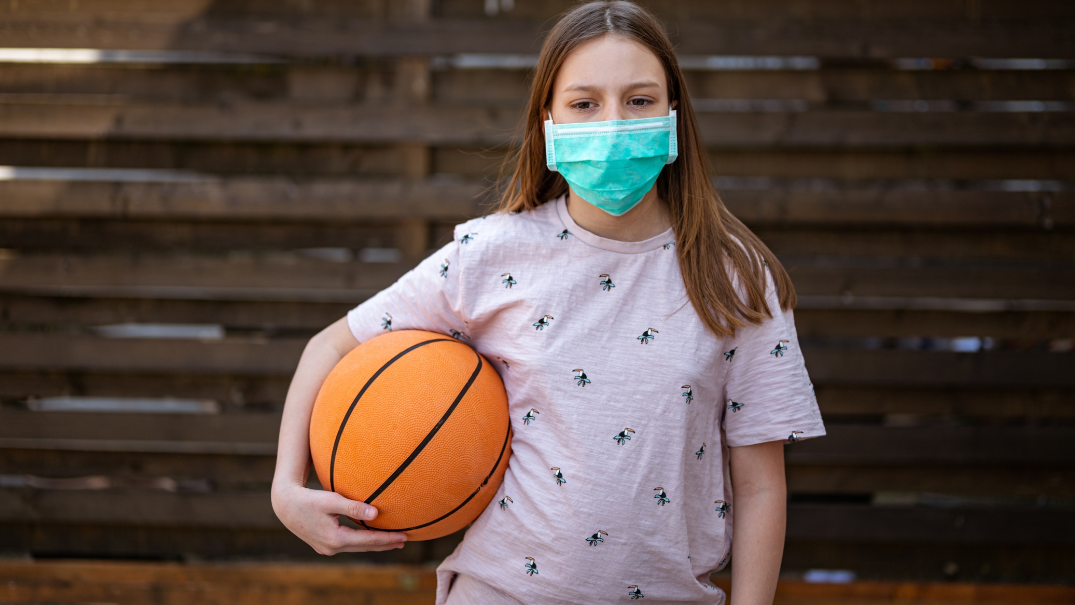 jovencita practica deporte con mascarilla