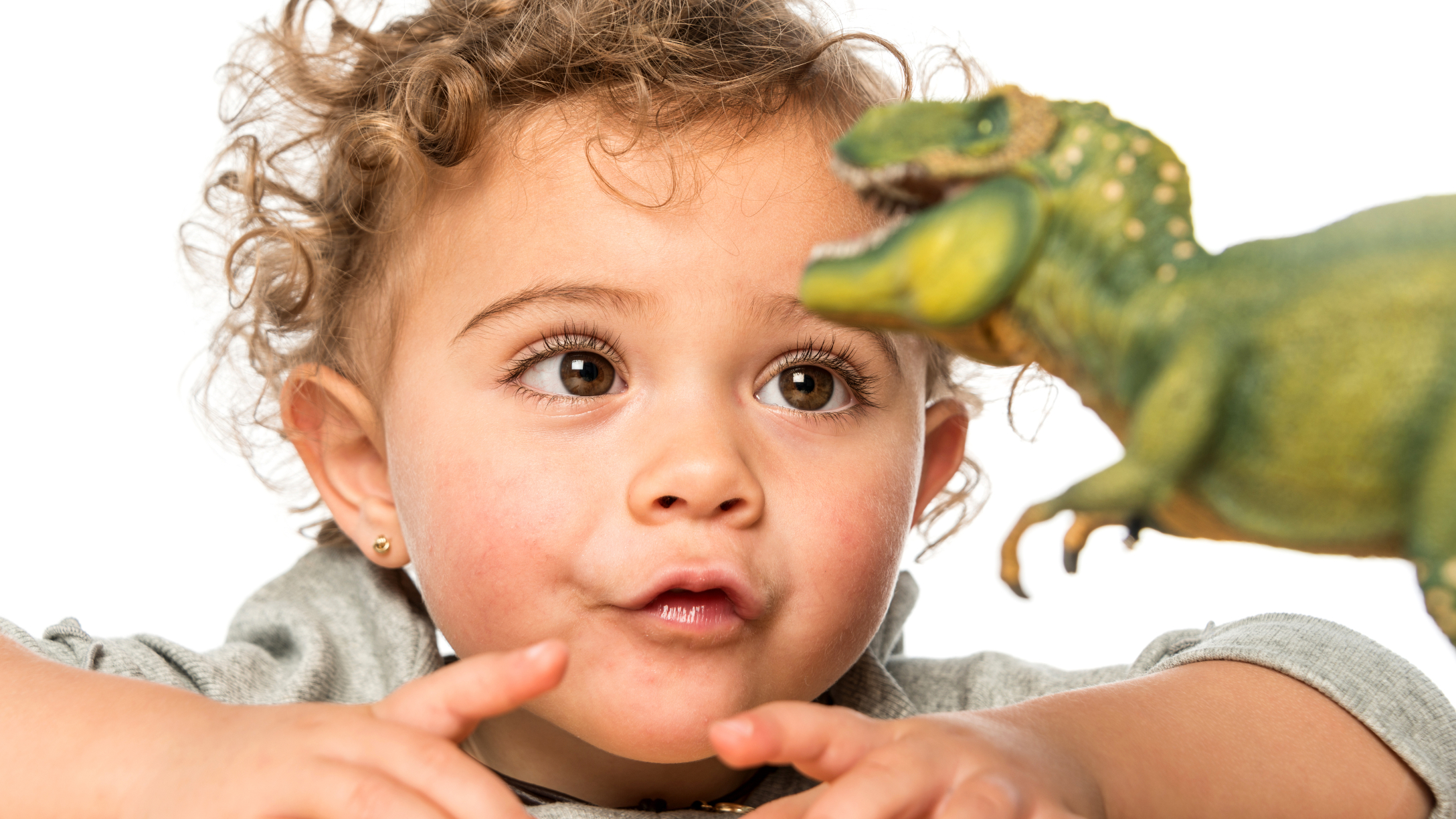 niño jugando con dinosaurio