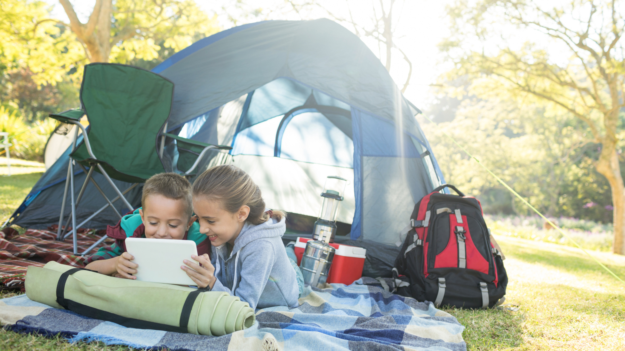 niños acampando