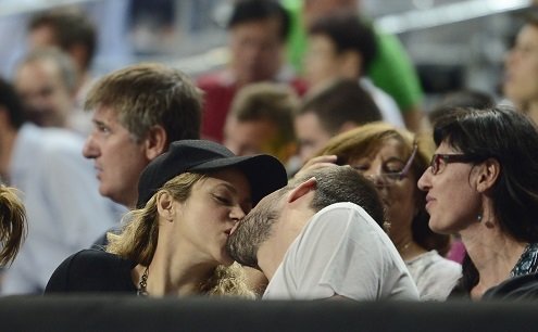 Shakira and Gerard Pique kissing