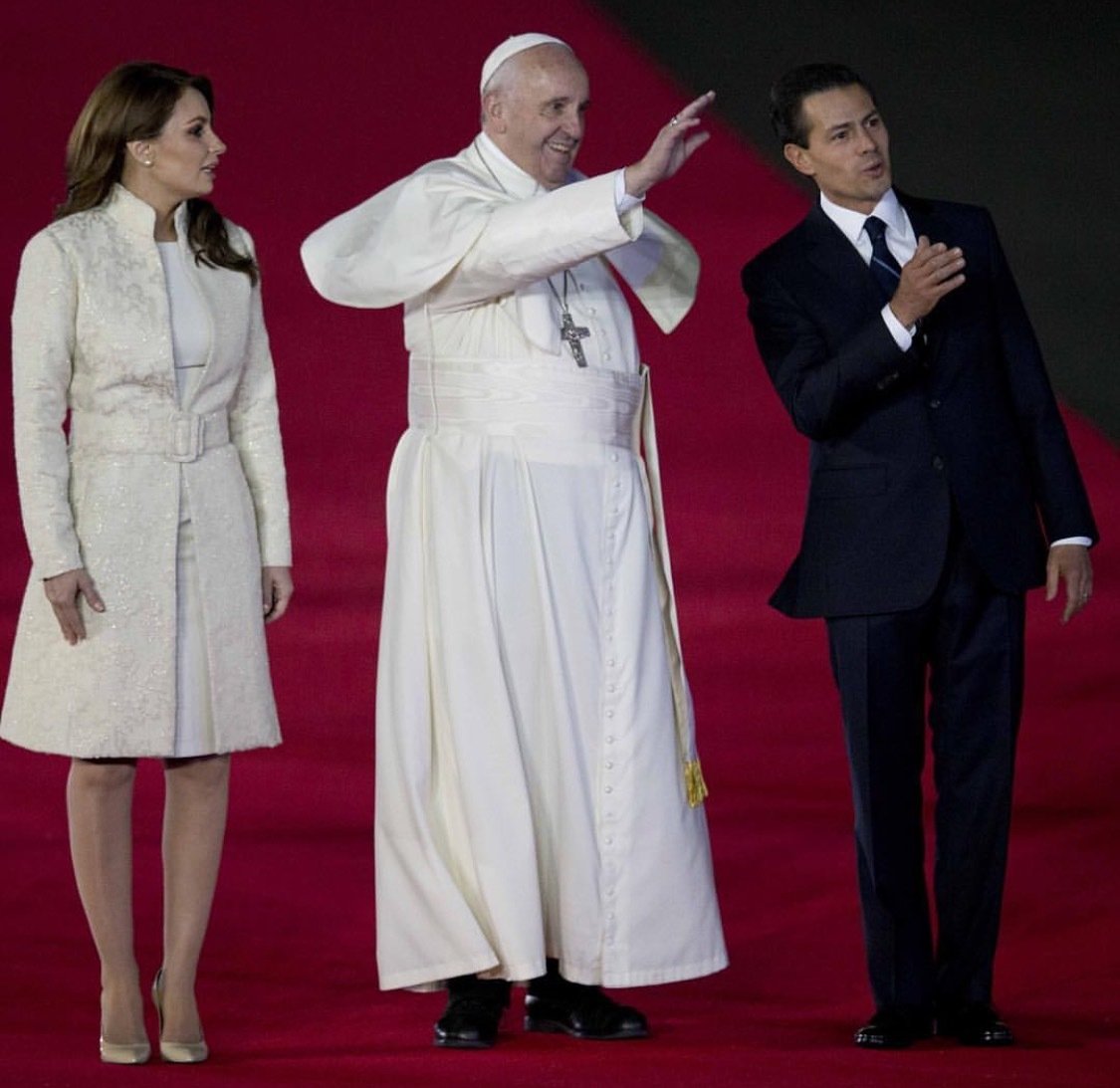 Presidente y primera dama reciben al papa Francisco en mexico