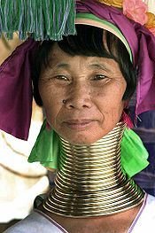 Mujer kayan con anillos en el cuello