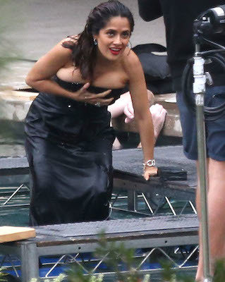 Salma Hayek enseñando bubies