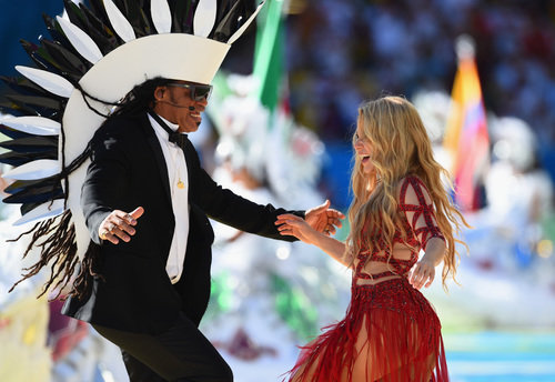 shakira clausura mundial, shakira carlinhos brown, 